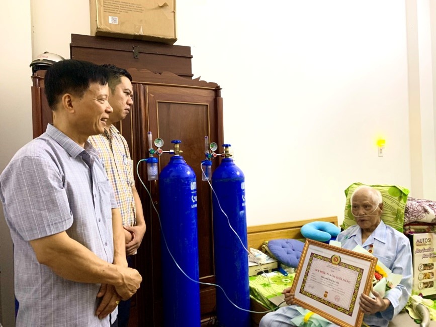 Trao tặng Huy hiệu 75 năm tuổi Đảng tại nhà cho đảng viên